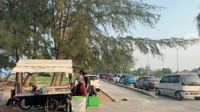 Gerai makanan tepi Pantai Seberang Takir