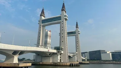 Jambatan Angkat Terengganu dari tepi Sungai Terengganu