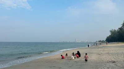 Keluarga bermain di Pantai Seberang Takir