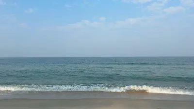 Ombak dan Laut China Selatan di Pantai Seberang Takir
