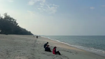 Pengunjung santai di tepi Pantai Seberang Takir