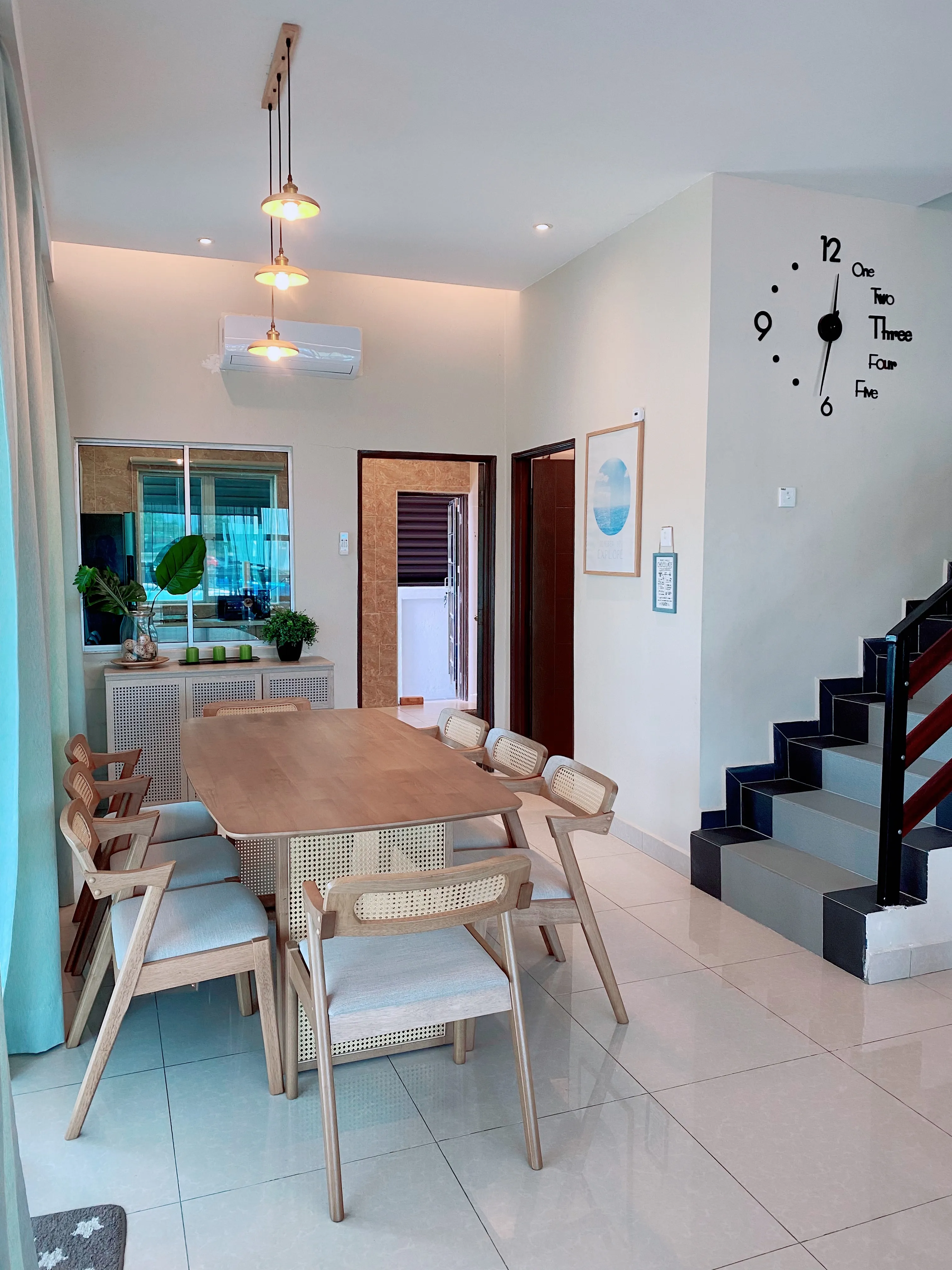 Ruangan makan homestay Gong Badak