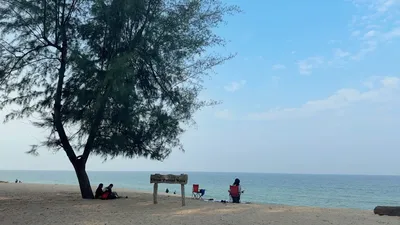 Tempat teduh di bawah pokok, Pantai Seberang Takir